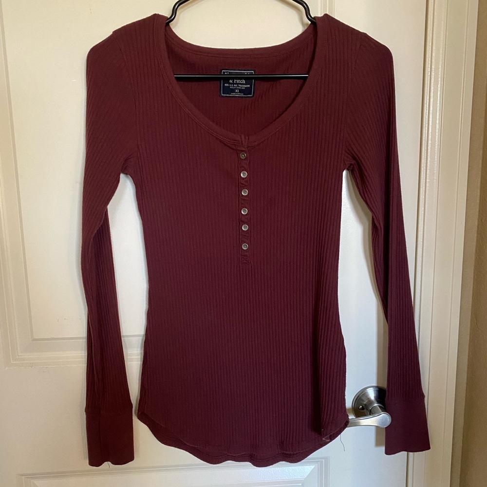 Abercrombie and fitch form fitting maroon long sleeve tee